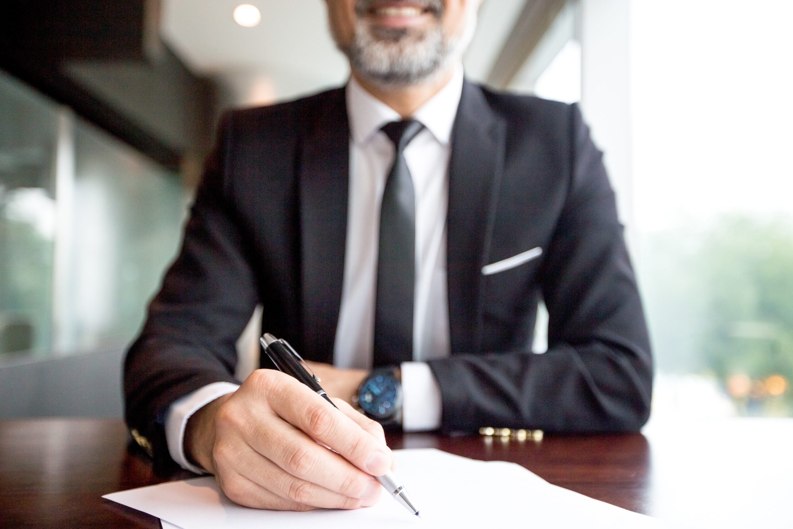 Close-up of businessman doing paperwork asesoramiento contable